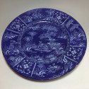 Exceptionnel plat en faïence de Nevers à décor aux chinois sur fond bleu persan – Vers 1660