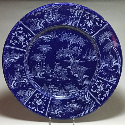 Exceptionnel plat en faïence de Nevers à décor aux chinois sur fond bleu persan – Vers 1660