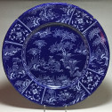 Exceptionnel plat en faïence de Nevers à décor aux chinois sur fond bleu persan – Vers 1660