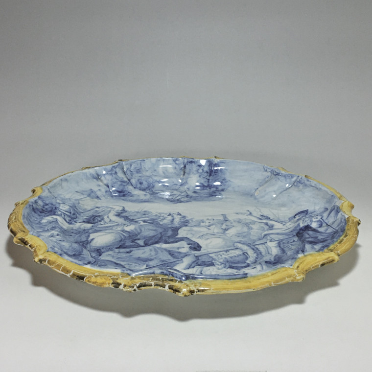 Plat en faïence de Lodi (Italie) - Décor d'une scène de bataille - XVIIIe siècle