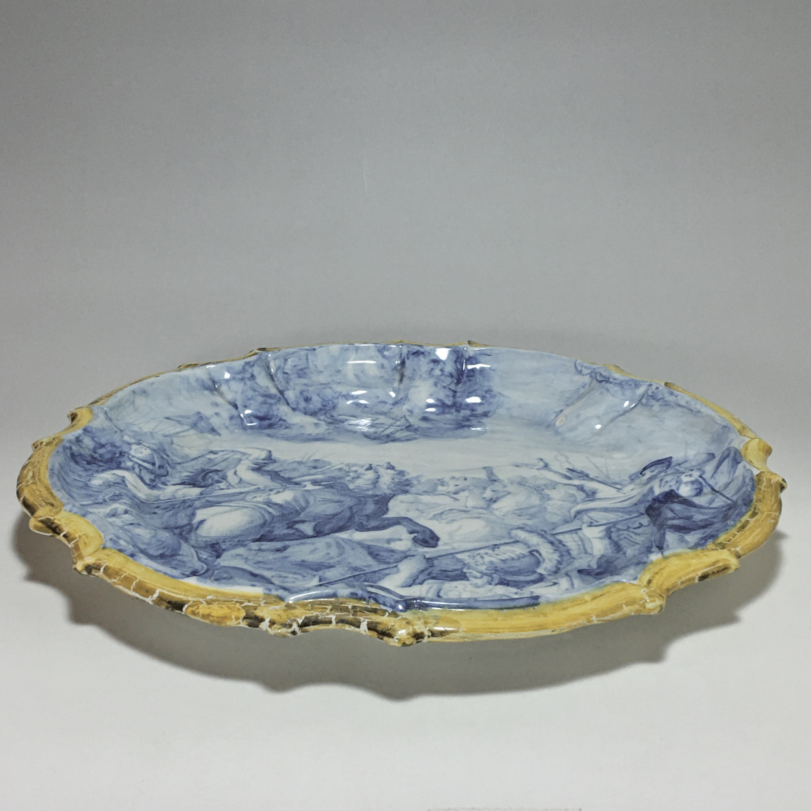 Earthenware dish from Lodi (Italy) Decor from a battle scene - Eighteenth century