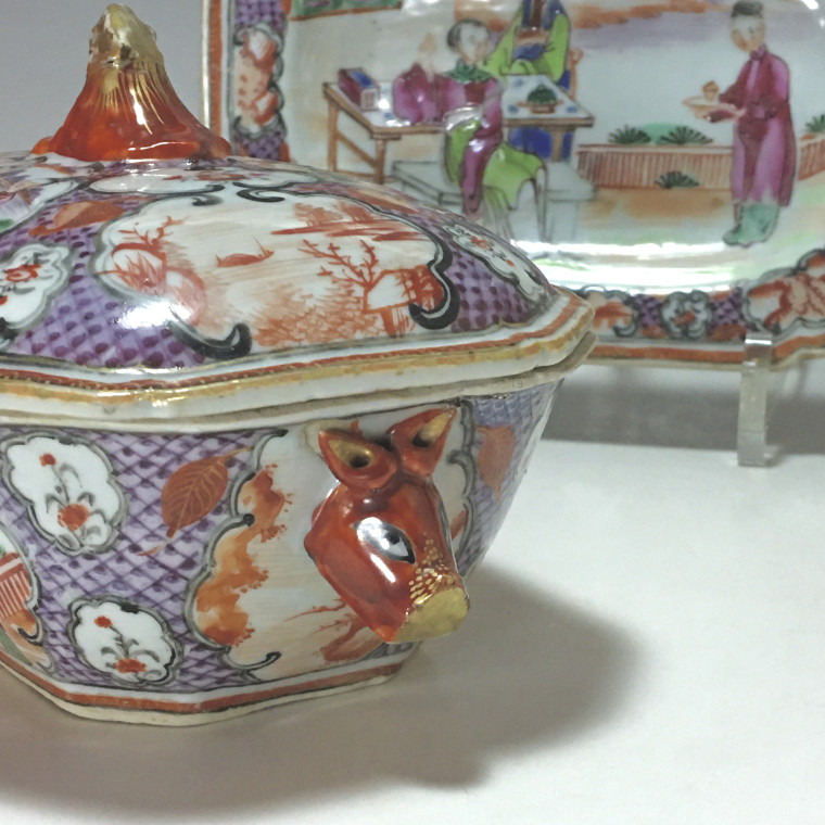 Chine - Compagnie des indes - Petit légumier et son présentoir - Époque Qianlong.