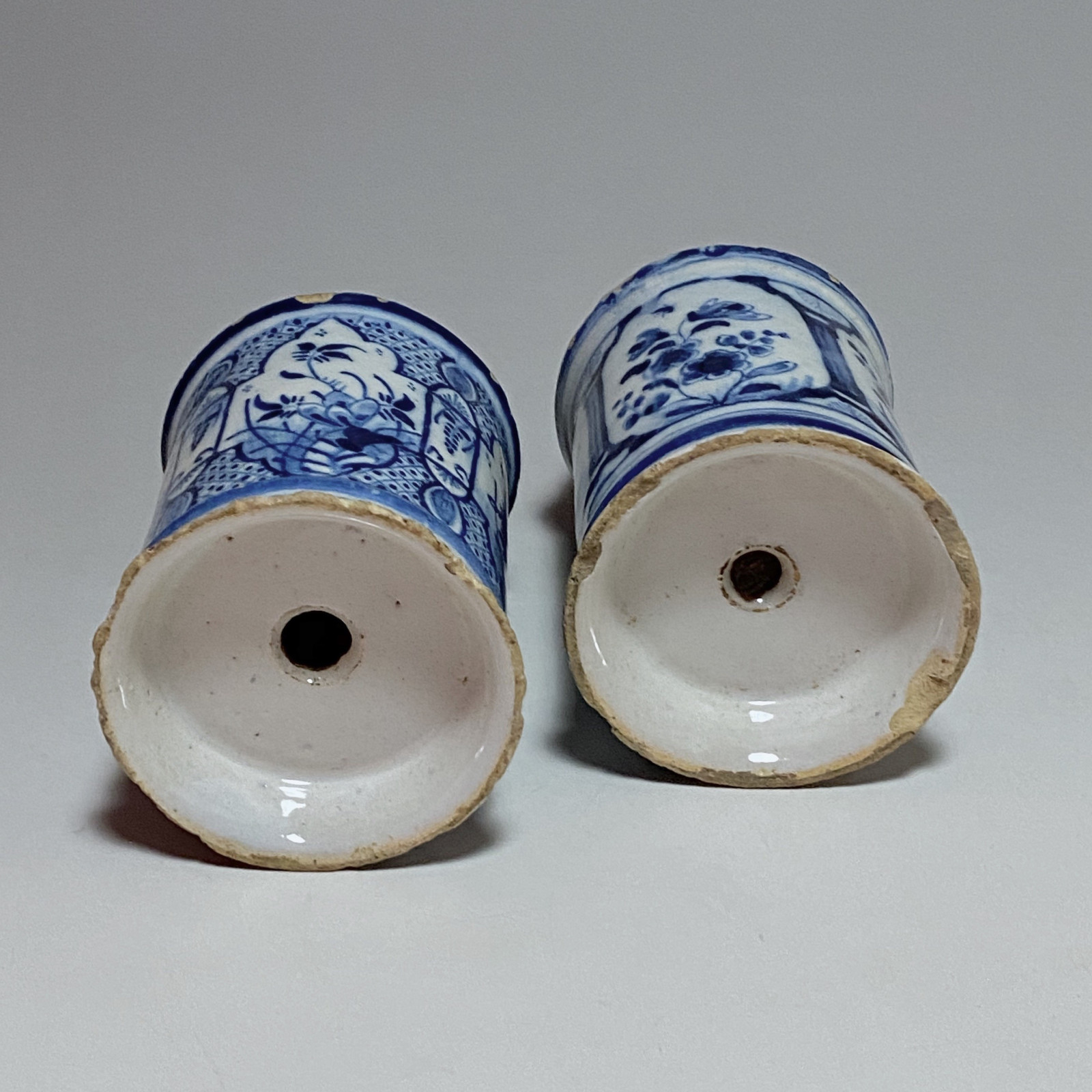 Delft - Paire de saupoudroirs en camaïeu bleu - XVIIIe siècle