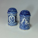 Delft - Paire de saupoudroirs cylindrique en camaïeu bleu - XVIIIe siècle