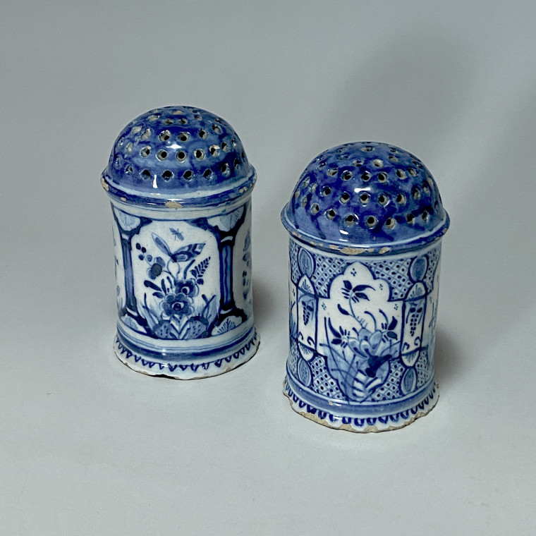 Delft - Paire de saupoudroirs cylindrique en camaïeu bleu - XVIIIe siècle