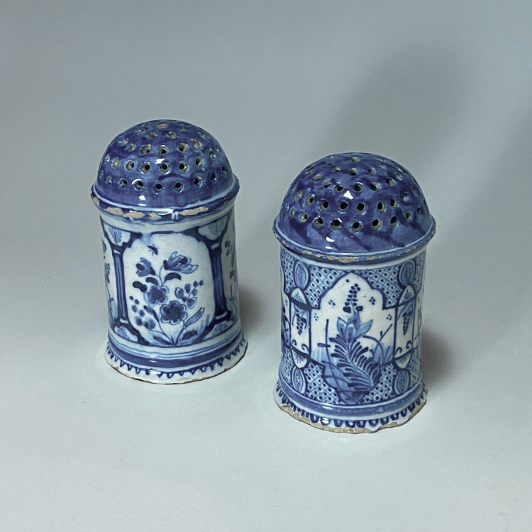 Delft - Paire de saupoudroirs cylindrique en camaïeu bleu - XVIIIe siècle