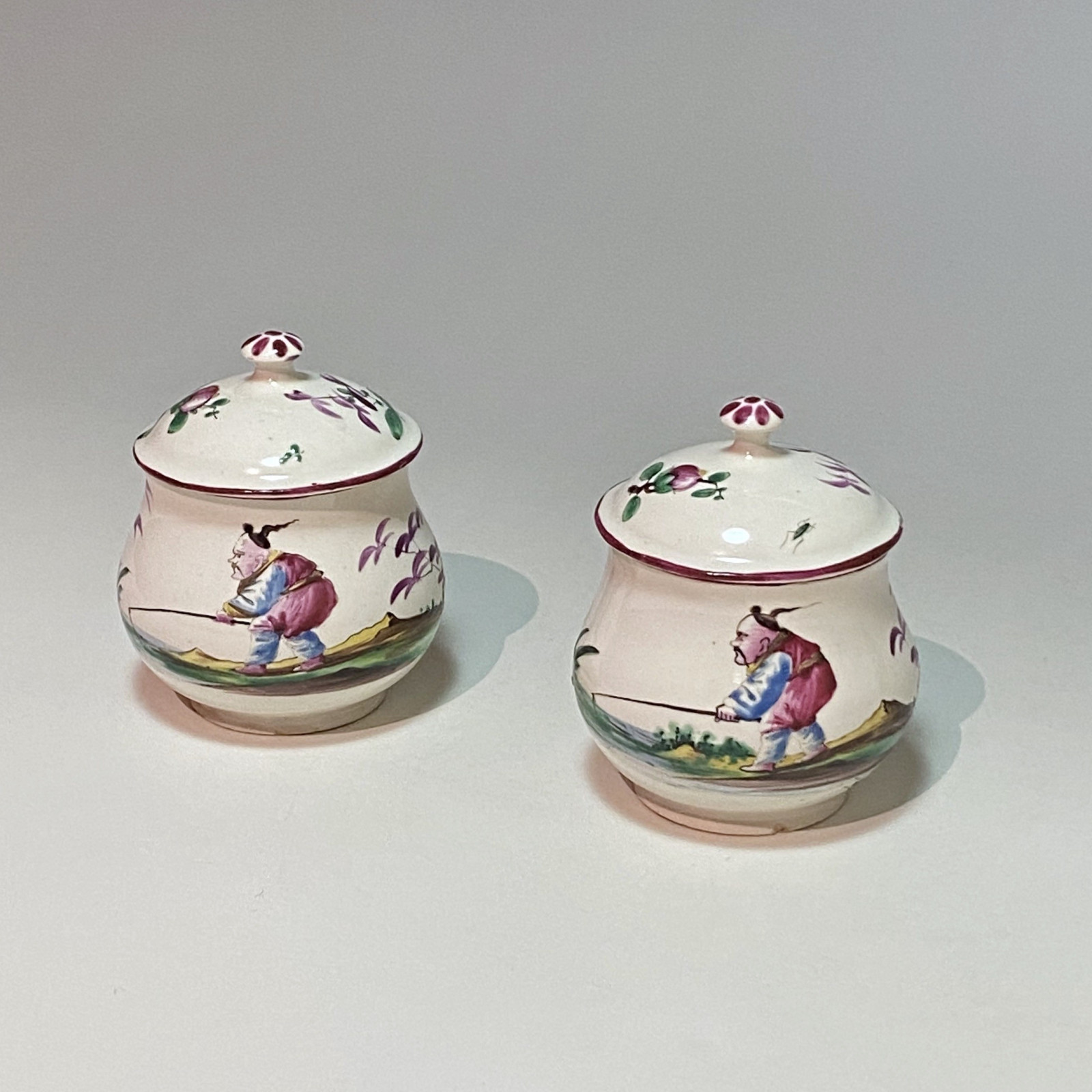 Lunéville. Paire de pots à créme au chinois - XVIIIe siècle