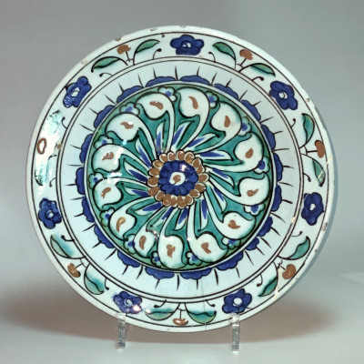Iznik - Plat en céramique - Décor à la rosace – Vers 1600