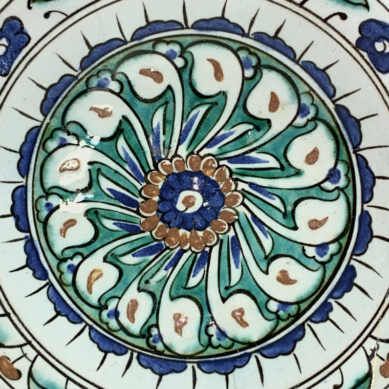 Iznik - Plat en céramique - Décor à la rosace – Vers 1600
