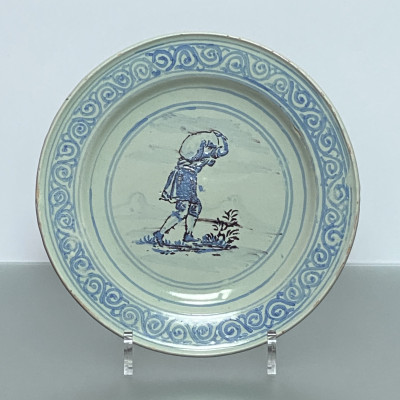 Saint-Jean-du-désert (Marseille) - Assiette figurant un portefaix – Première moitié du XVIIIe siècle