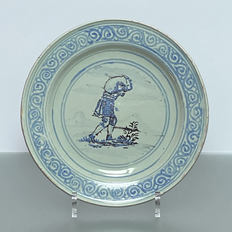 Saint-Jean-du-désert (Marseille) - Assiette figurant un portefaix – Première moitié du XVIIIe siècle