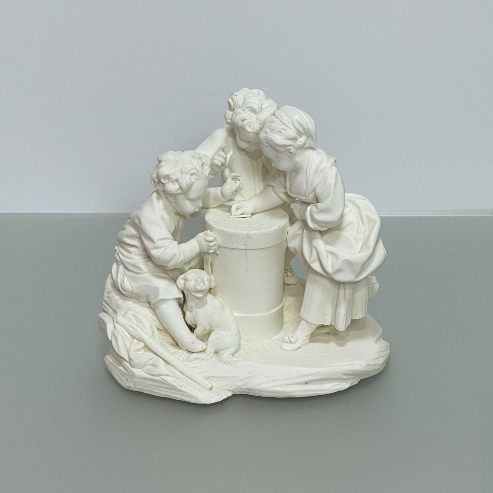 Sèvres – Paire de groupes en biscuit « Le tourniquet » et « La lanterne magique » - XVIIIe siècle