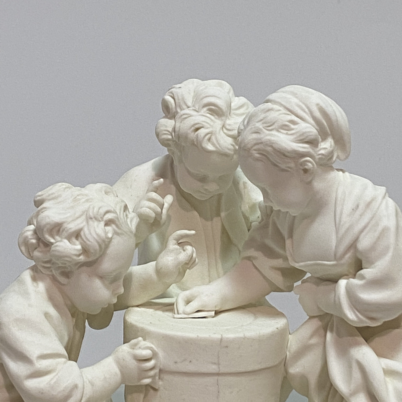 Sèvres – Paire de groupes en biscuit « Le tourniquet » et « La lanterne magique » - XVIIIe siècle