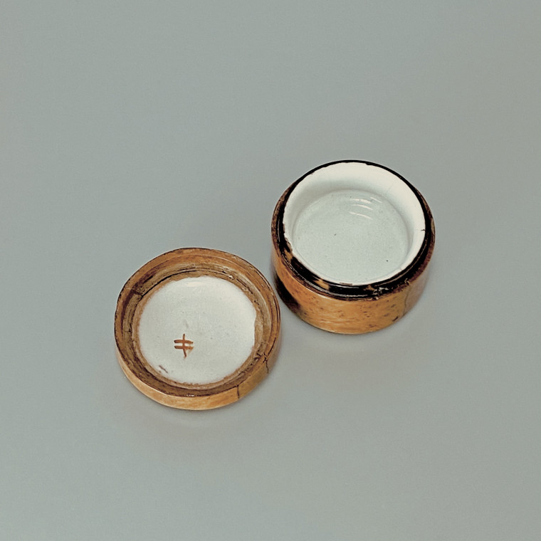 Rare Moustiers earthenware box with boxwood frame - Eighteenth century