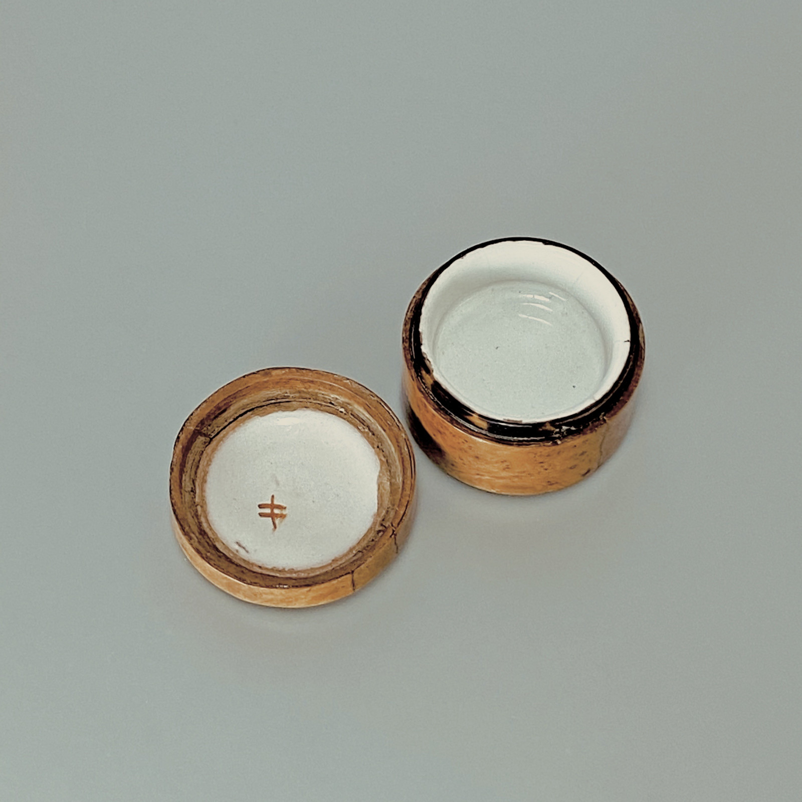 Rare Moustiers earthenware box with boxwood frame - Eighteenth century