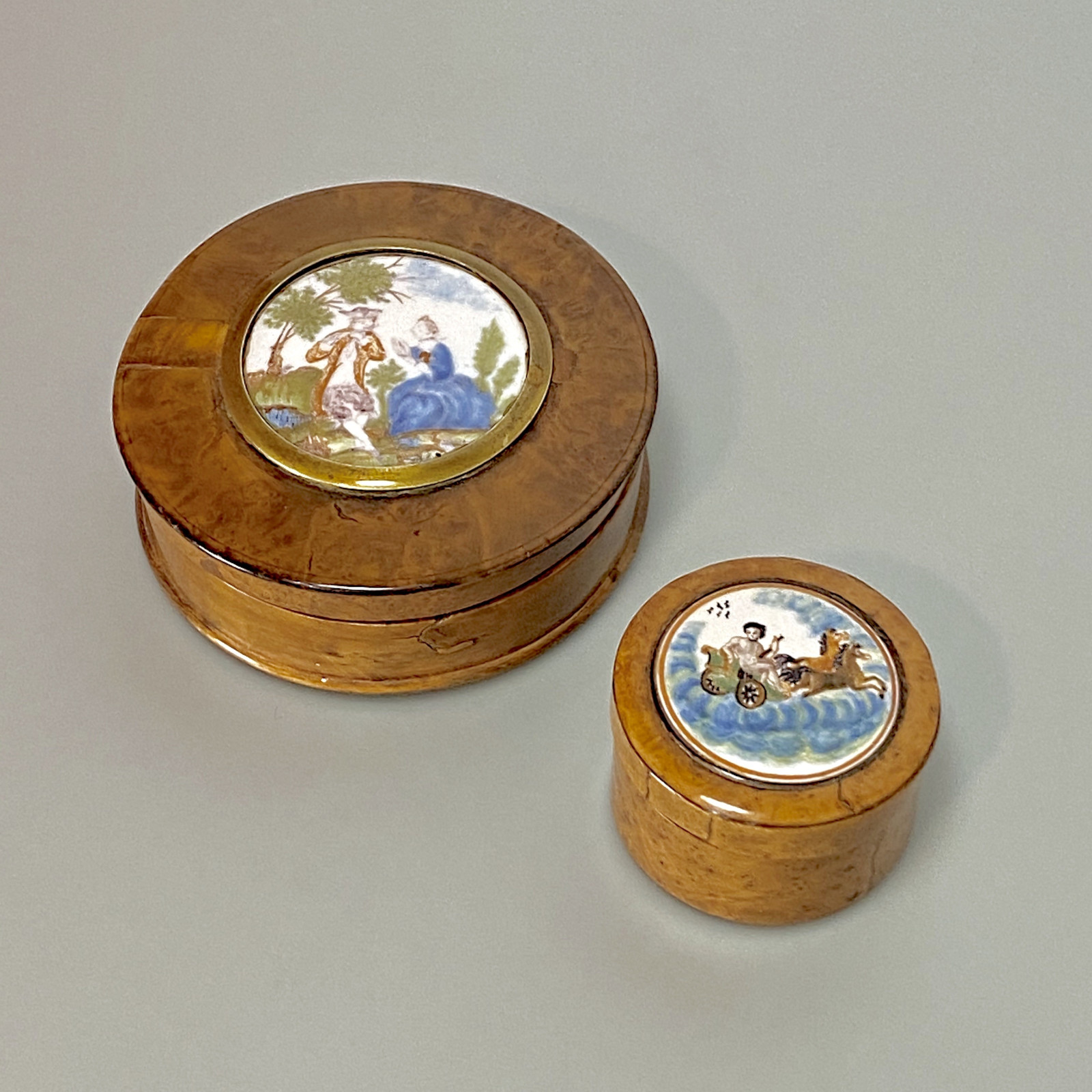 Rare Moustiers earthenware box with boxwood frame - Eighteenth century