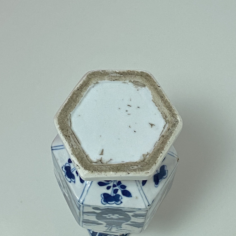 CHINE – Vase en porcelaine de forme hexagonale - Époque KANGXI (1662 – 1722)