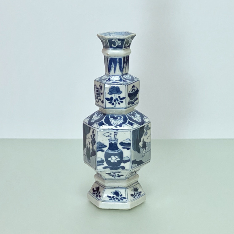 CHINA - Porcelain vase in hexagonal shape - KANGXI Period (1662 - 1722)