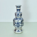 CHINE – Vase en porcelaine de forme hexagonale - Époque KANGXI (1662 – 1722)