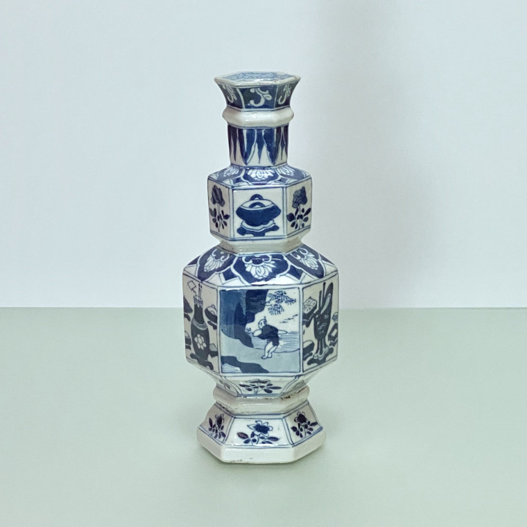 CHINE – Vase en porcelaine de forme hexagonale - Époque KANGXI (1662 – 1722)