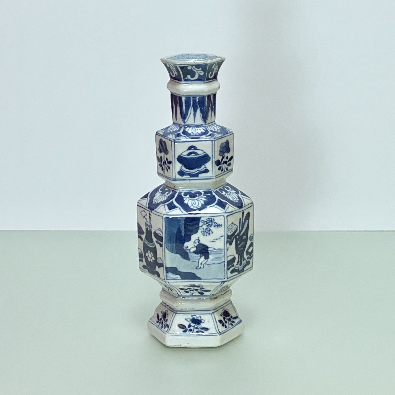 CHINA - Porcelain vase in hexagonal shape - KANGXI Period (1662 - 1722)