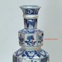 CHINE – Vase en porcelaine de forme hexagonale - Époque KANGXI (1662 – 1722)