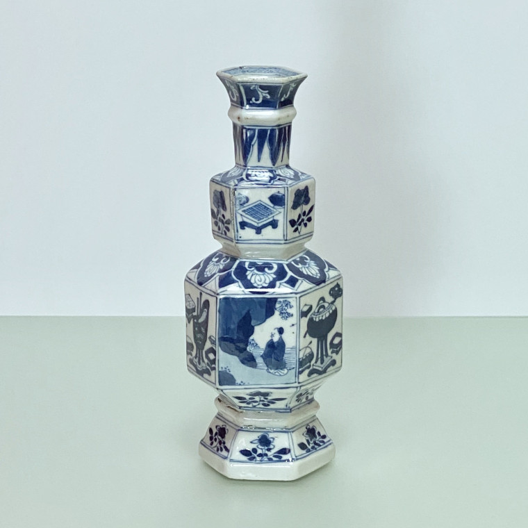 CHINE – Vase en porcelaine de forme hexagonale - Époque KANGXI (1662 – 1722)