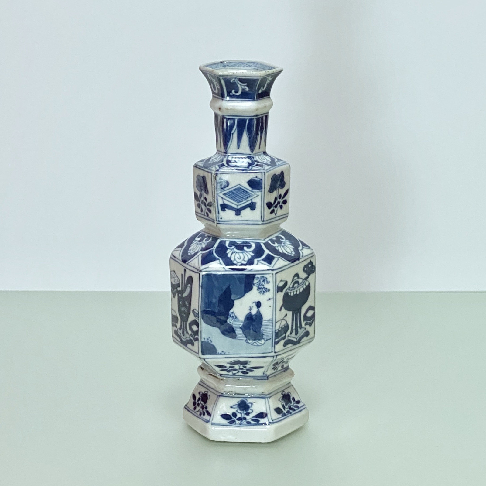 CHINA - Porcelain vase in hexagonal shape - KANGXI Period (1662 - 1722)