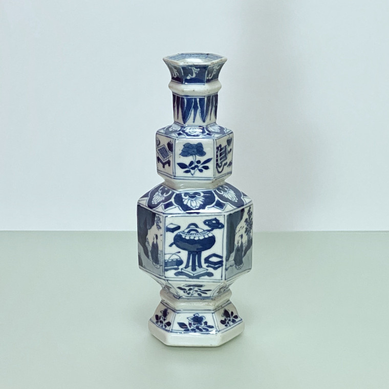 CHINA - Porcelain vase in hexagonal shape - KANGXI Period (1662 - 1722)