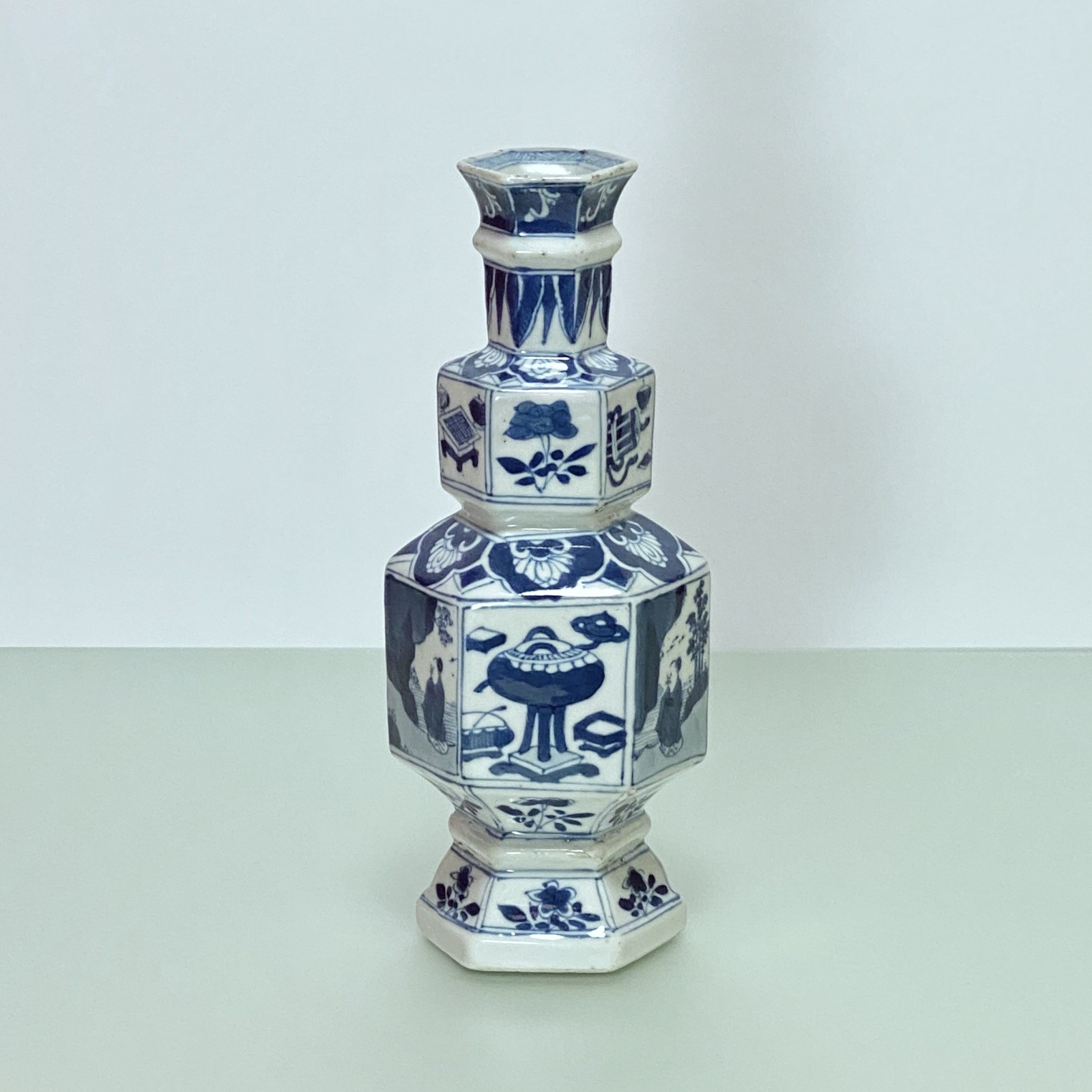 CHINA - Porcelain vase in hexagonal shape - KANGXI Period (1662 - 1722)