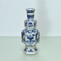 CHINE – Vase en porcelaine de forme hexagonale - Époque KANGXI (1662 – 1722)