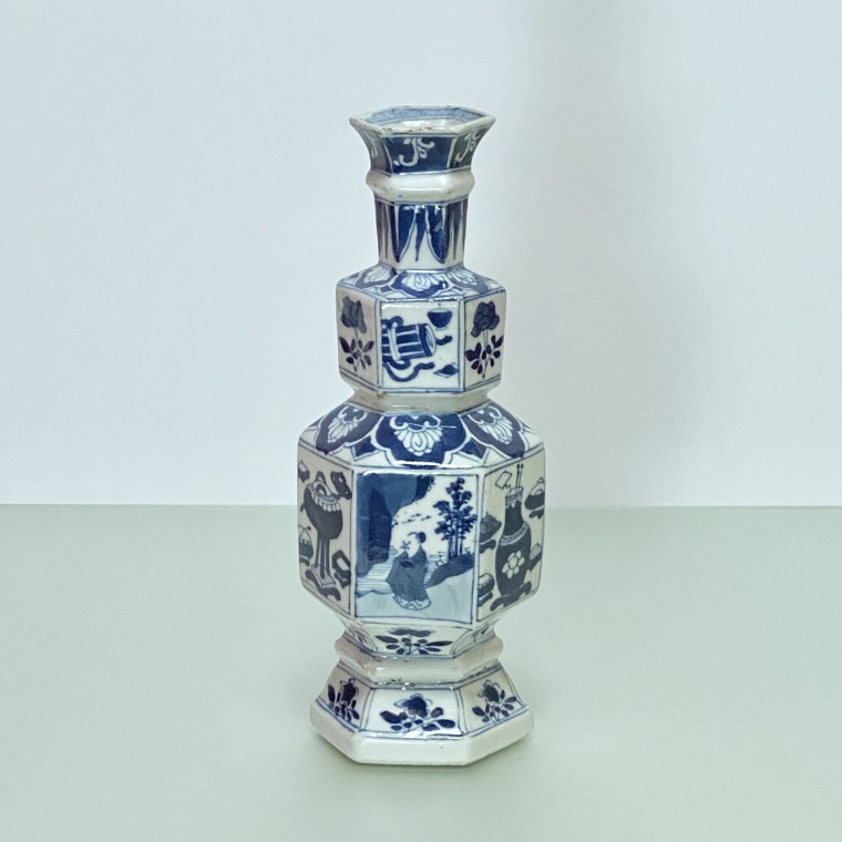CHINA - Porcelain vase in hexagonal shape - KANGXI Period (1662 - 1722)