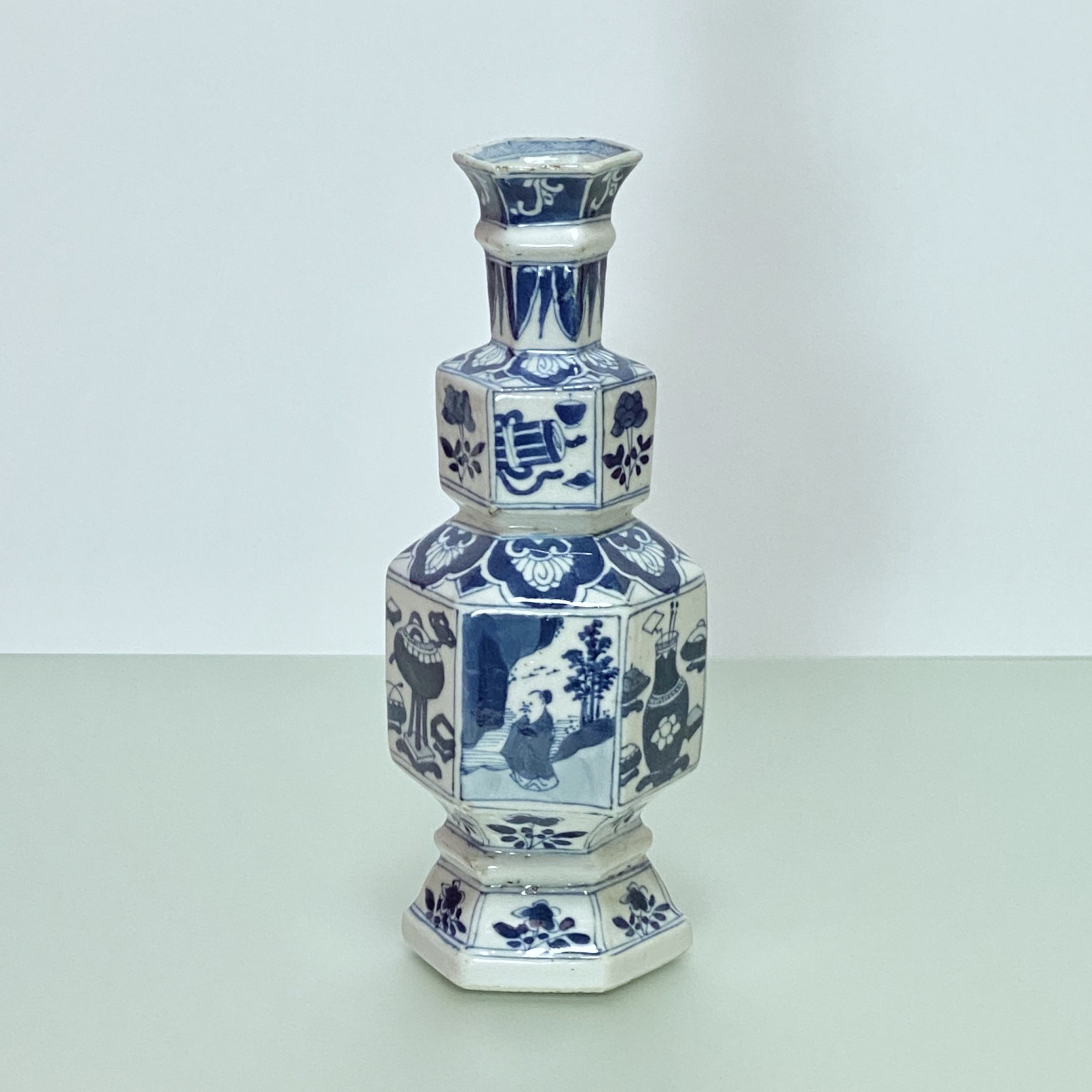 CHINA - Porcelain vase in hexagonal shape - KANGXI Period (1662 - 1722)