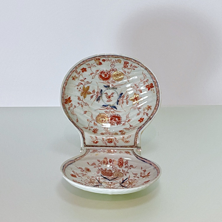 China - Two shells with Imari decoration - Kangxi period (1662-1722)