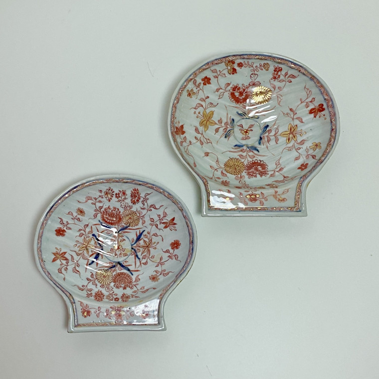 China - Two shells with Imari decoration - Kangxi period (1662-1722)