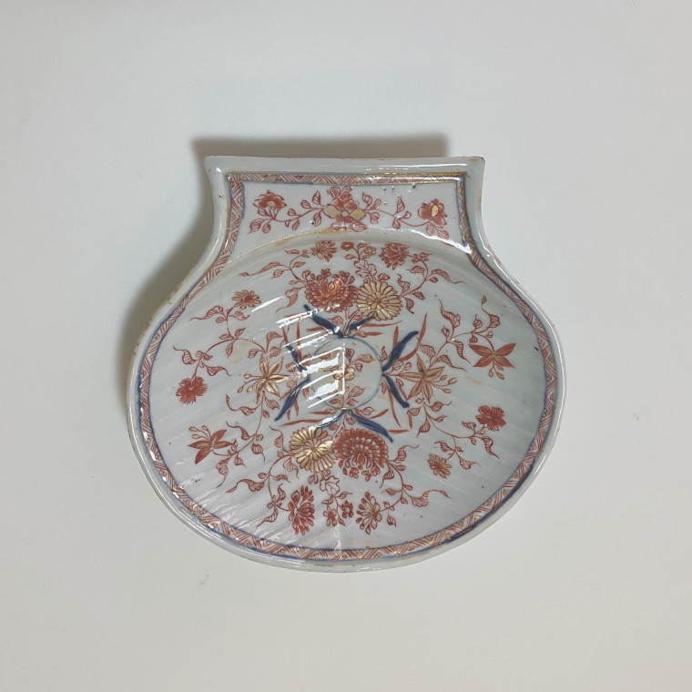 China - Two shells with Imari decoration - Kangxi period (1662-1722)