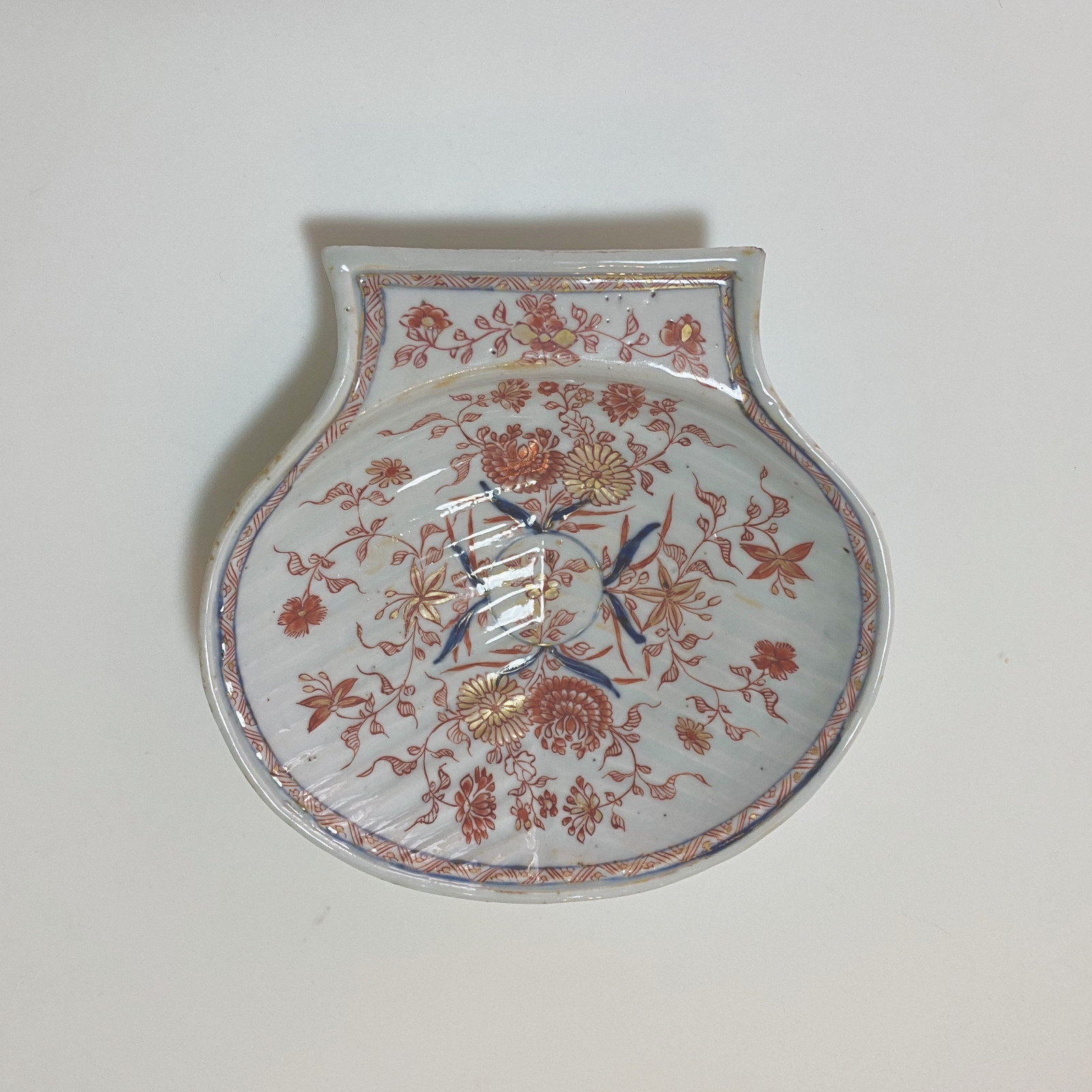 China - Two shells with Imari decoration - Kangxi period (1662-1722)