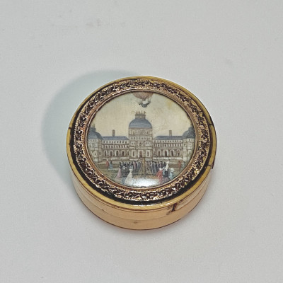 Circular ivory box decorated with a miniature depicting the flight of a hot air balloon - End of the eighteenth century
