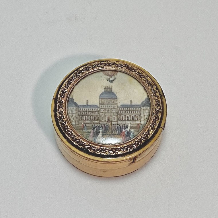 Boîte ornée d'une miniature figurant l'envol d'une mongolfière – Fin du XVIIIe siècle