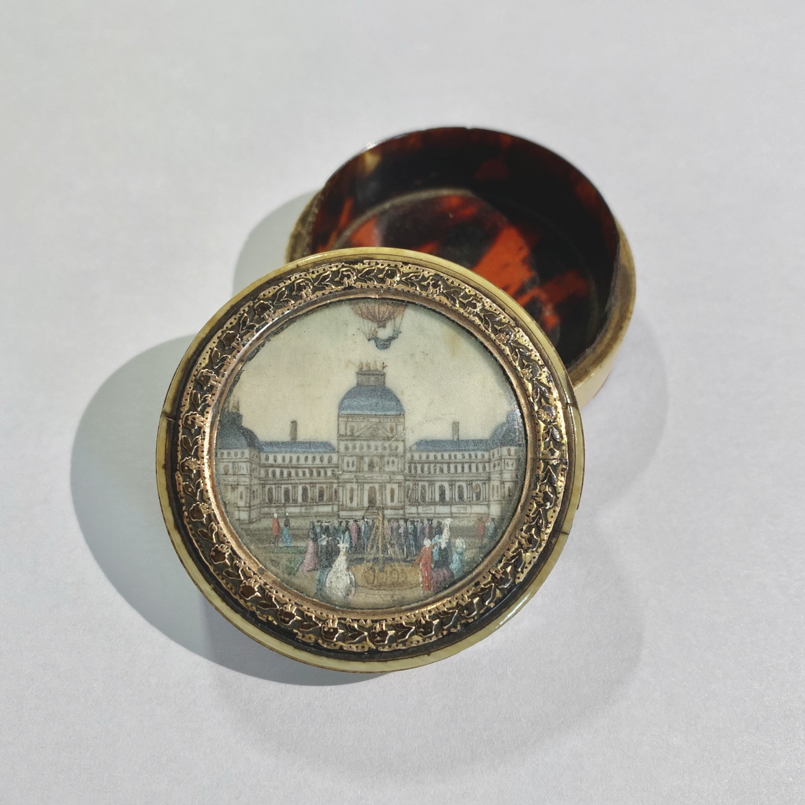 Circular ivory box decorated with a miniature depicting the flight of a hot air balloon - End of the eighteenth century