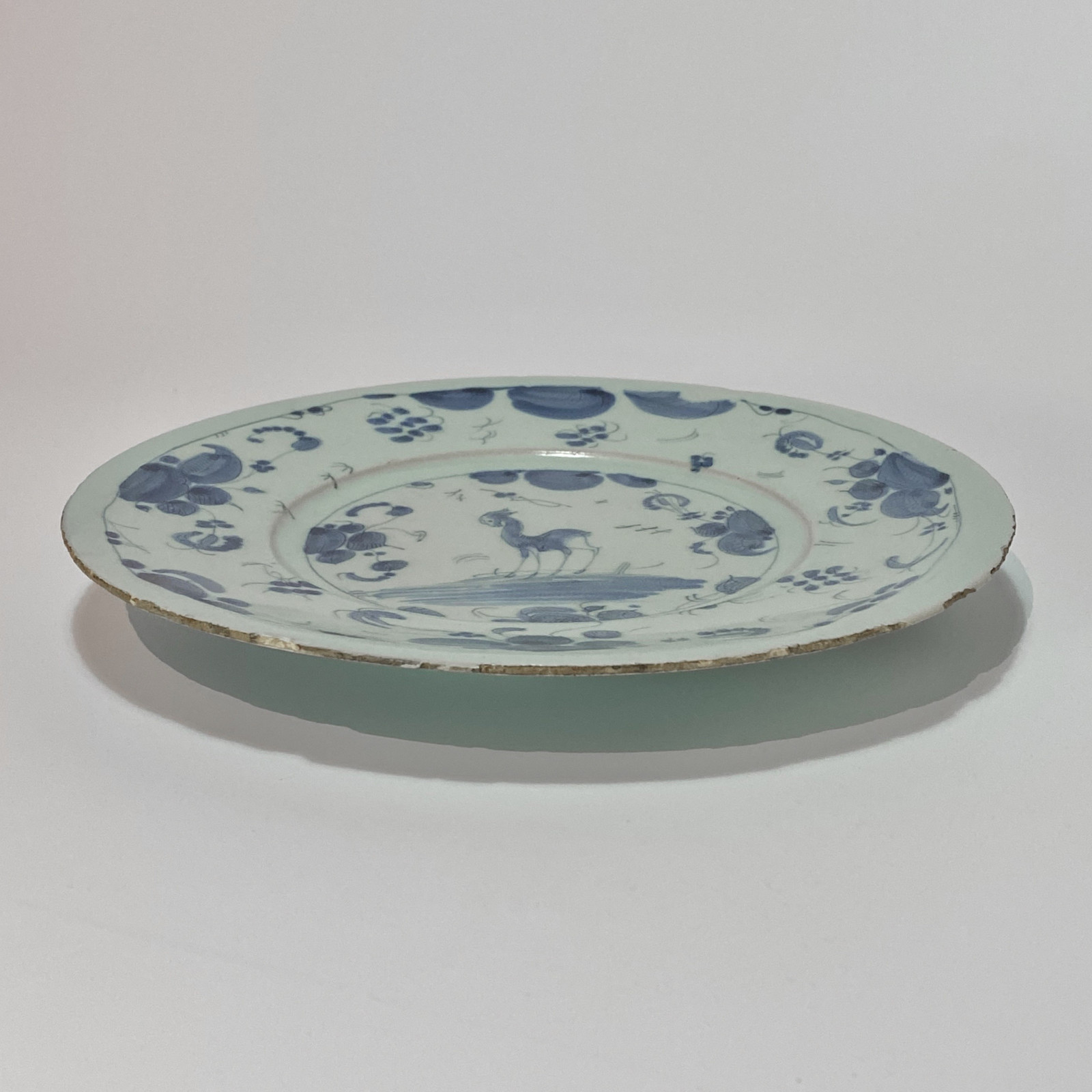 Savona - Plate decorated with a doe - Late seventeenth century - Early eighteenth century