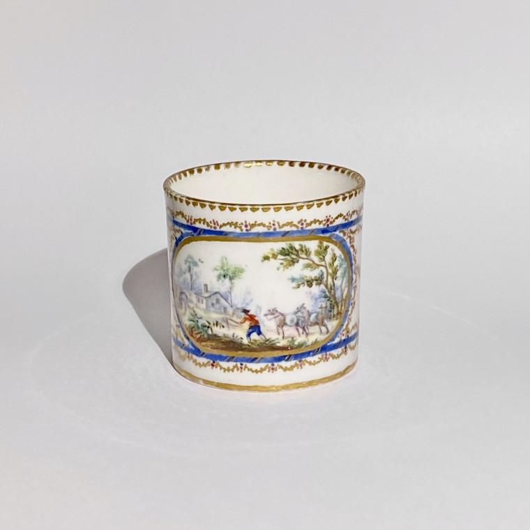 Tasse mignonnette en porcelaine tendre de Sèvres - XVIIIe siècle