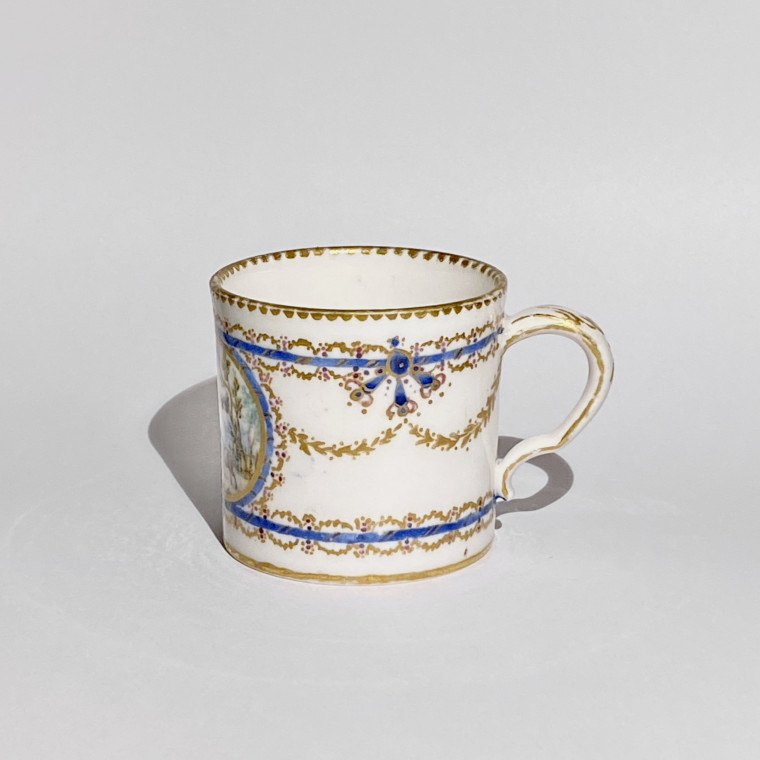 Tasse mignonnette en porcelaine tendre de Sèvres - XVIIIe siècle