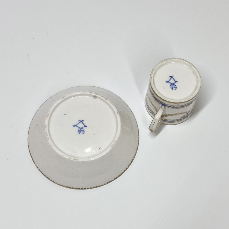 Tasse mignonnette en porcelaine tendre de Sèvres - XVIIIe siècle