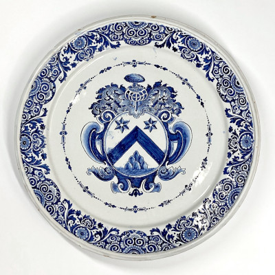 Rouen - Grand plat à décor d’armoiries - Premier tiers du XVIIIe siècle