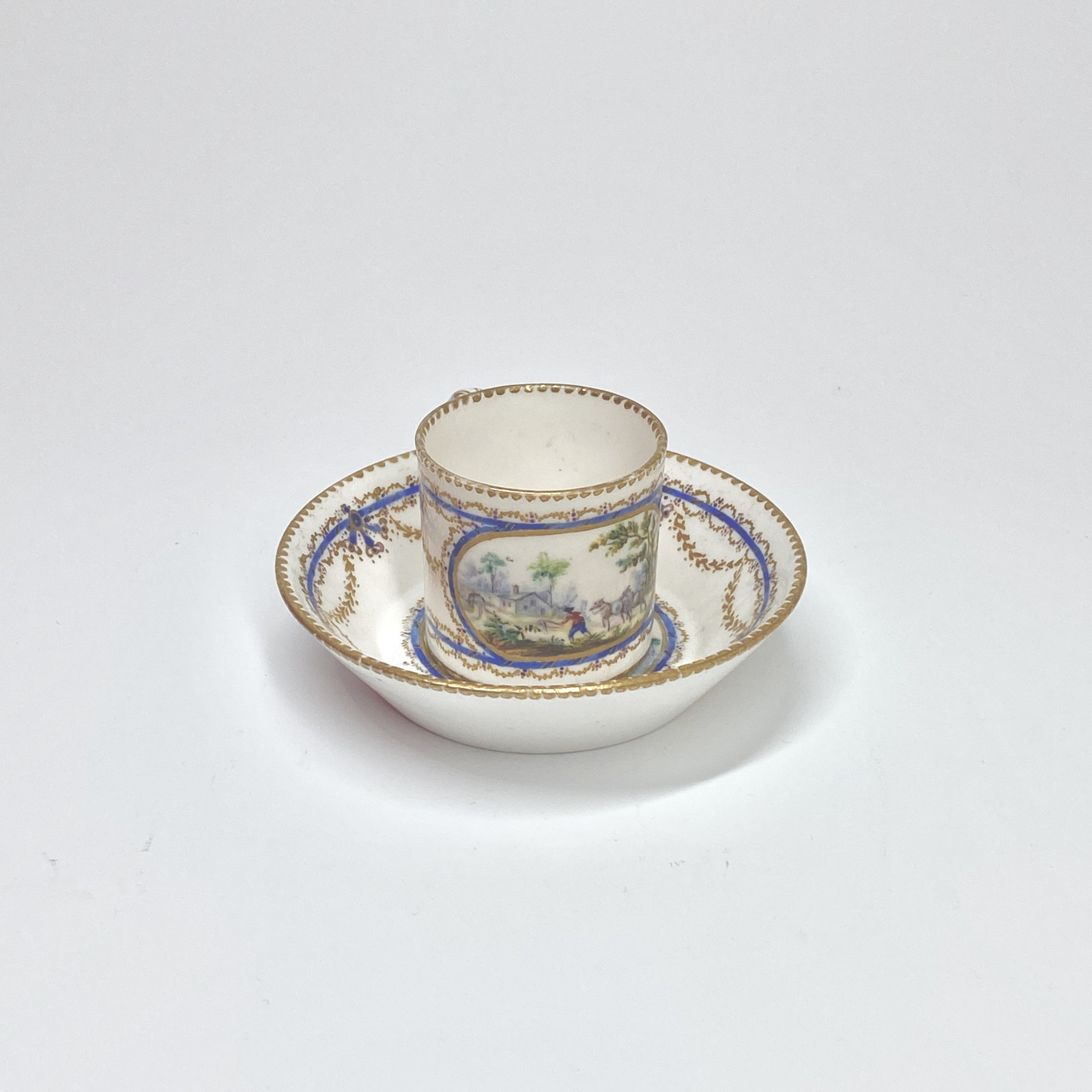Tasse mignonnette en porcelaine tendre de Sèvres - XVIIIe siècle