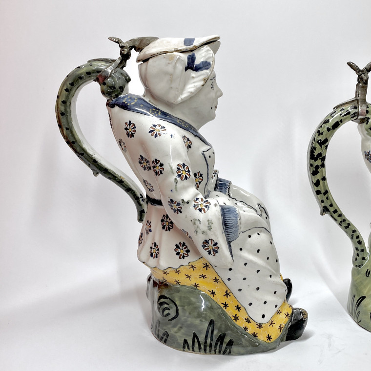 Lille - Pair of "Jacquot et Jacqueline" pitchers - Eighteenth century