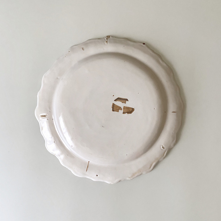 Assiette en faïence de Moustiers - Manufacture de Ferrat - XVIIIe siècle