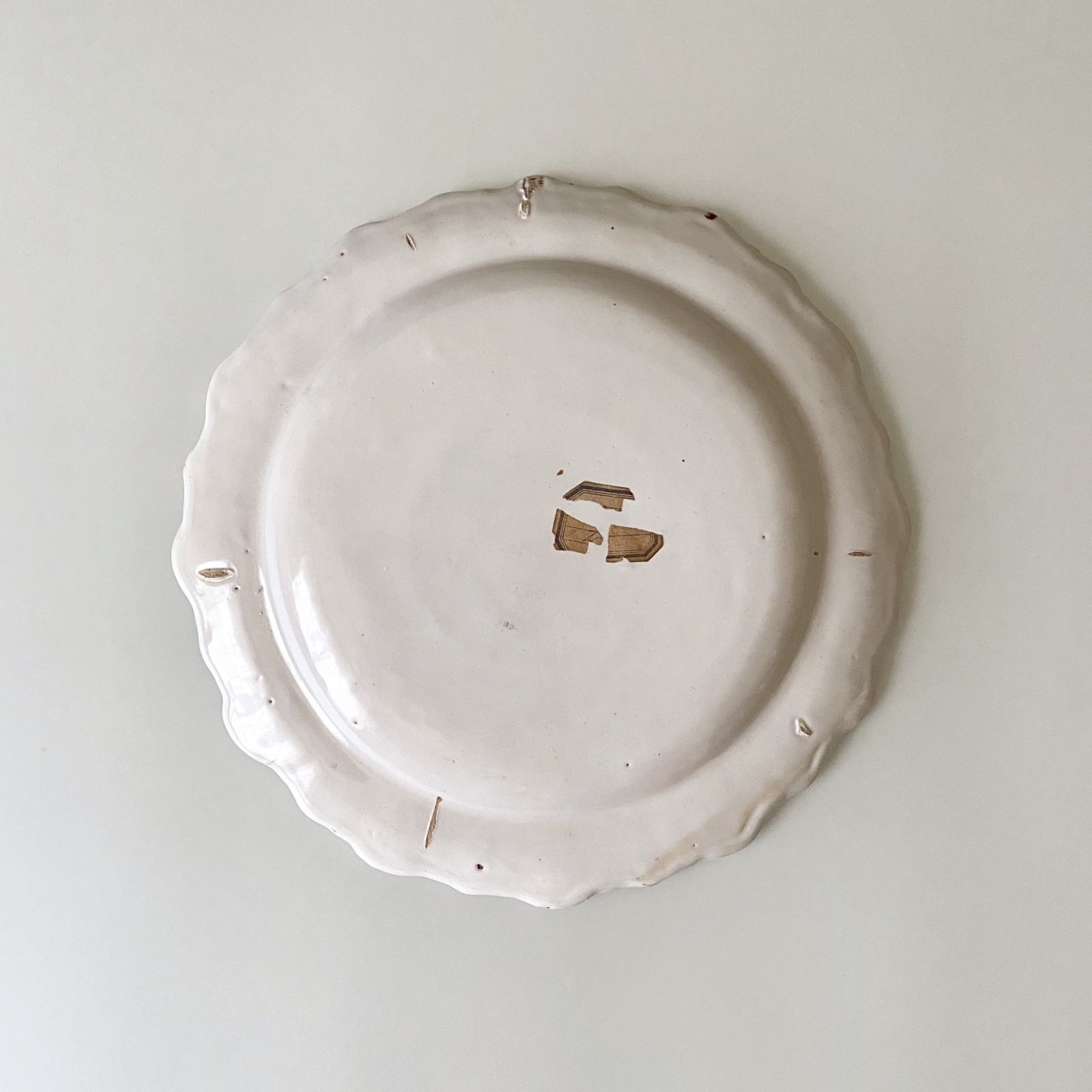 Assiette en faïence de Moustiers - Manufacture de Ferrat - XVIIIe siècle