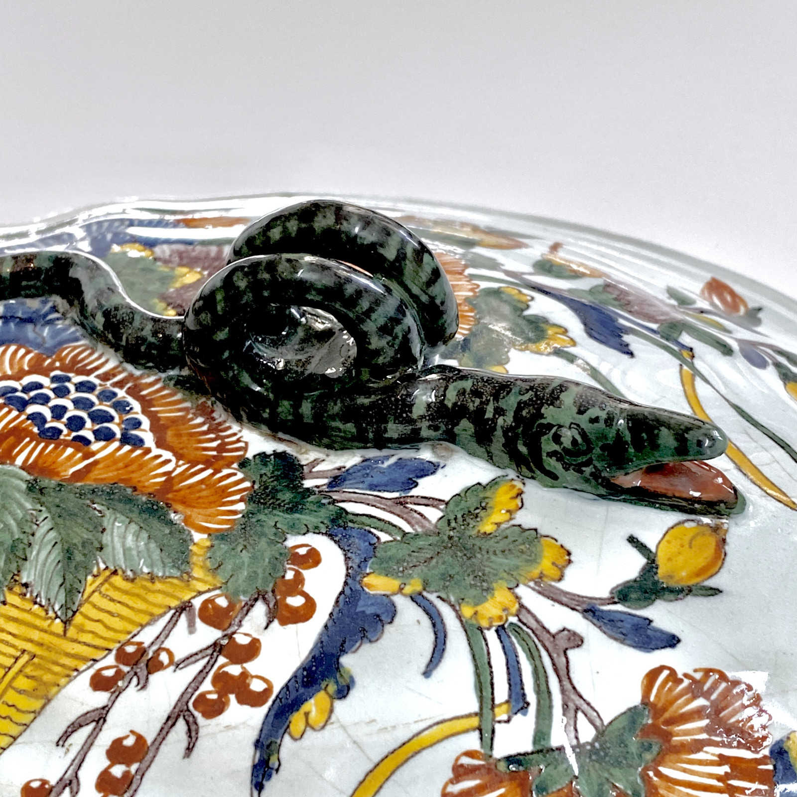 Sinceny - Lid decorated with a basket of flowers - Eighteenth century